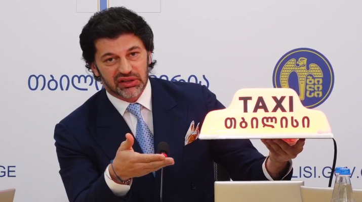 ტაქსების სპეციალური მანათობელი A კატეგორიის მქონე ტაქსის მძღოლებს უფასოდ გადაეცემათ
