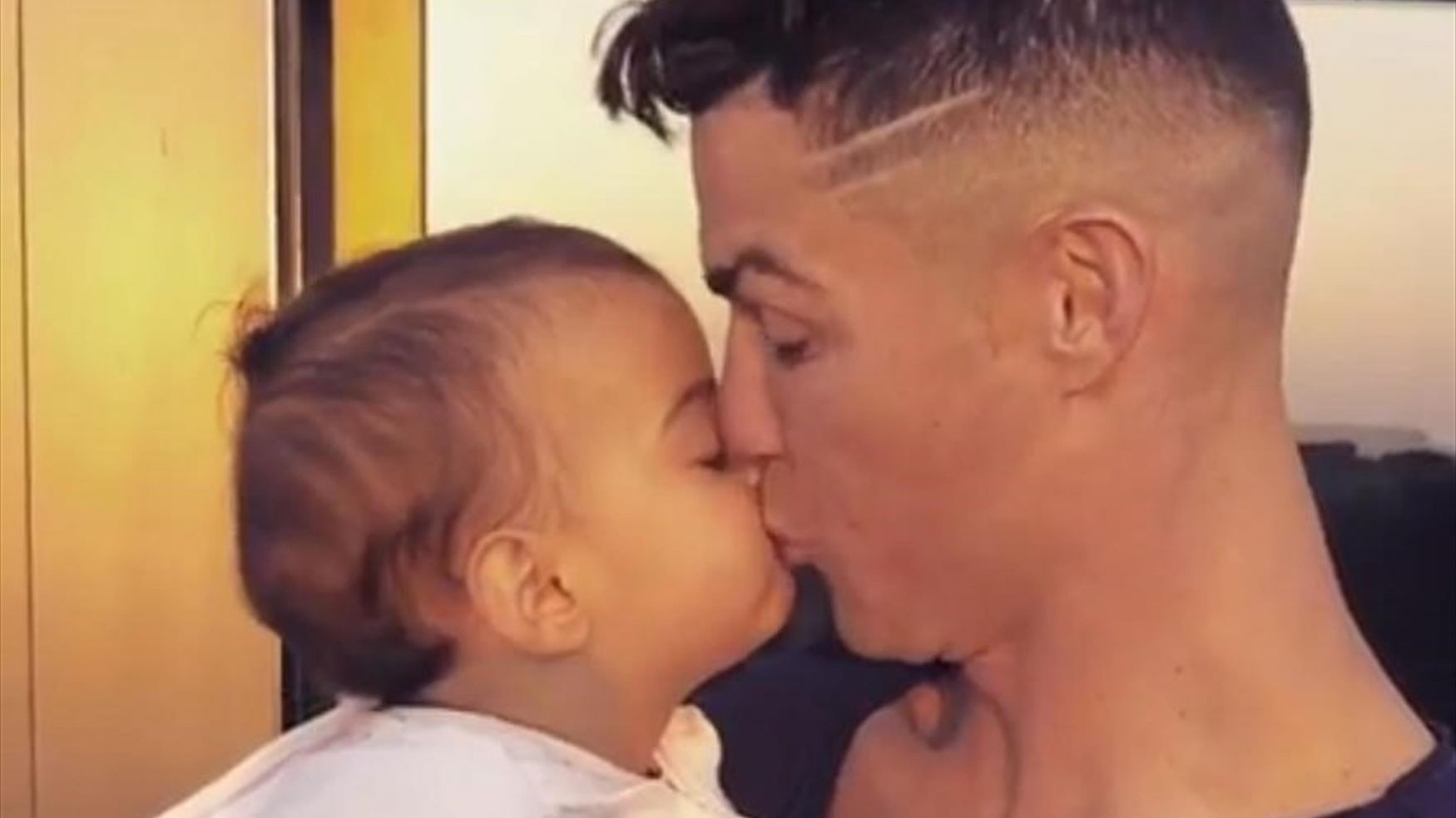 2557097-53040650-2560-1440