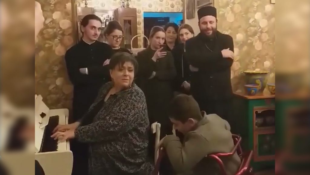 თამრიკო ჭოხონელიძისა და პატარა ლუკას საოცარი დუეტი – „ჰერიო, ბიჭებო“ (ვიდეო)