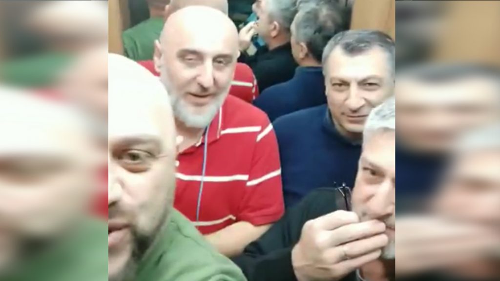 ქართველ ოპერის მომღერლებს ხალხი ლიფტში გაჭედვის შემდეგ ცნობს