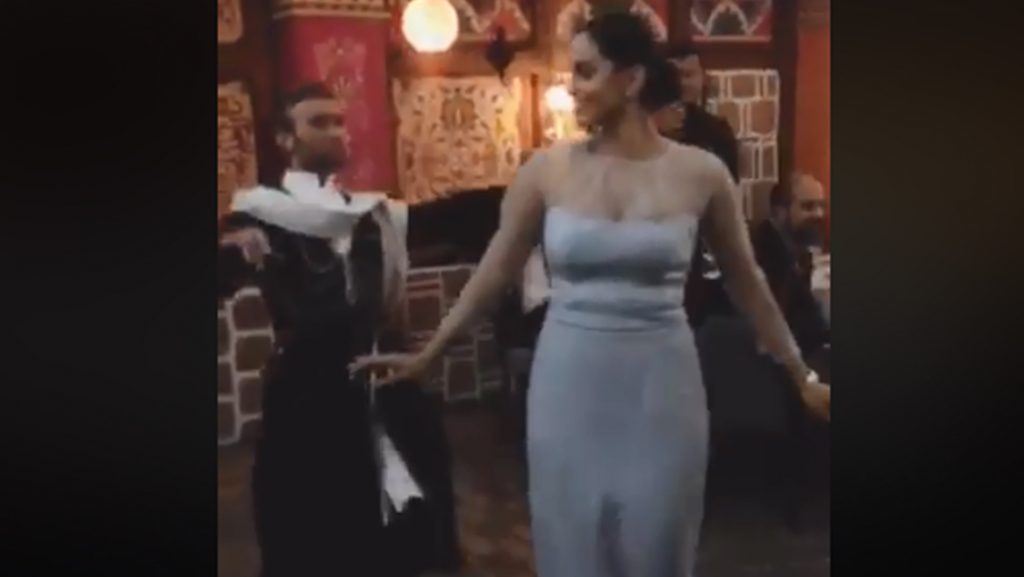 როგორ ცეკვავს ჩოხაში გამოწყობილი ირაკლი მაქაცარია თავისი მეგობრის ქორწილში