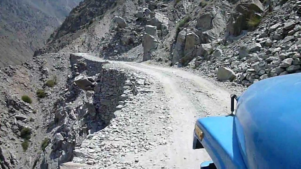 უსახლკარო კაცი Queen-ის რაფსოდიას ქუჩაში დადგმულ პიანინოზე ასრულებს [ვიდეო]