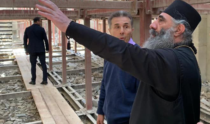 ბიძინა ივანიშვილმა აწყურის ღვთისმშობლის ტაძრის სარესტავრაციო სამუშაოები მეუფე თეოდორესთან ერთად მოინახულა