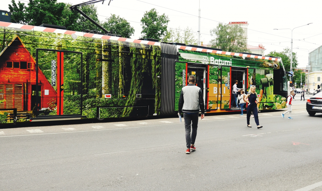 ტალინის და რიგის ქუჩებში აჭარის სურათებით გაფორმებული ტრამვაი მოძრაობს [ვიდეო]