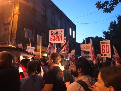 აქციის მონაწილეები ივანიშვილის ბიზნეს ცენტრისკენ მიემართებიან (ვიდეო)