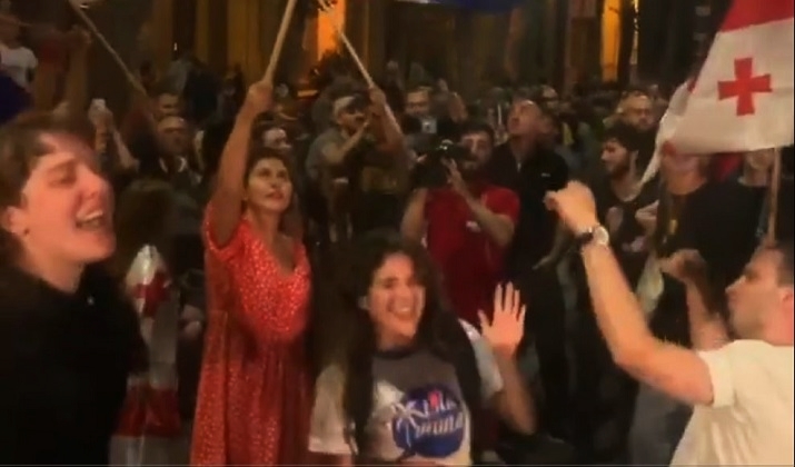 ანტისაოკუპაციო აქციის მონაწილეები ქუინის სიმღერებზე ცეკვავენ [ვიდეო]