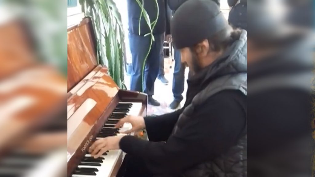 მამა გრიგოლ ბაღაშვილი პროკოფიევს ასრულებს (ვიდეო)