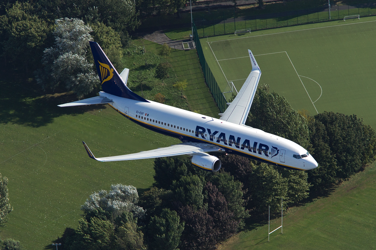 01-ryanair-b737800-Ryanair