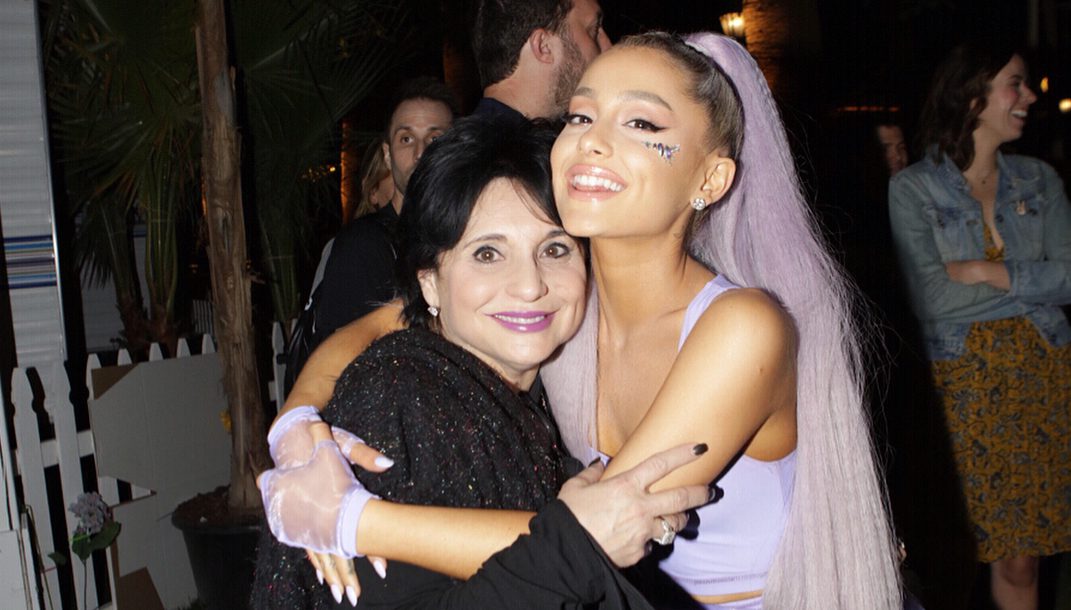 Ariana-at-Coachella-2018-backstage-with-Joan