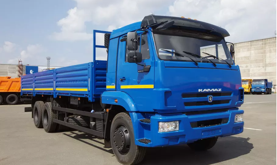 მძღოლმა მოძრავი კამაზი შიშველი ხელებით გააჩერა (ვიდეო)