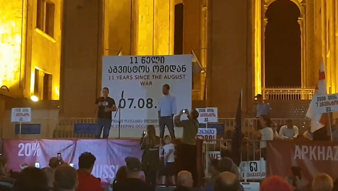 რუსეთის მოქალაქემ აქციაზე, სიმღერა ჰერიო ბიჭებო ქართულად შეასრულა (ვიდეო)