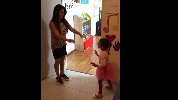 ყაზბეგში მასწავლებელი მოსწავლეებს ასე მხიარულად და ორიგინალურად ხვდება [ვიდეო]