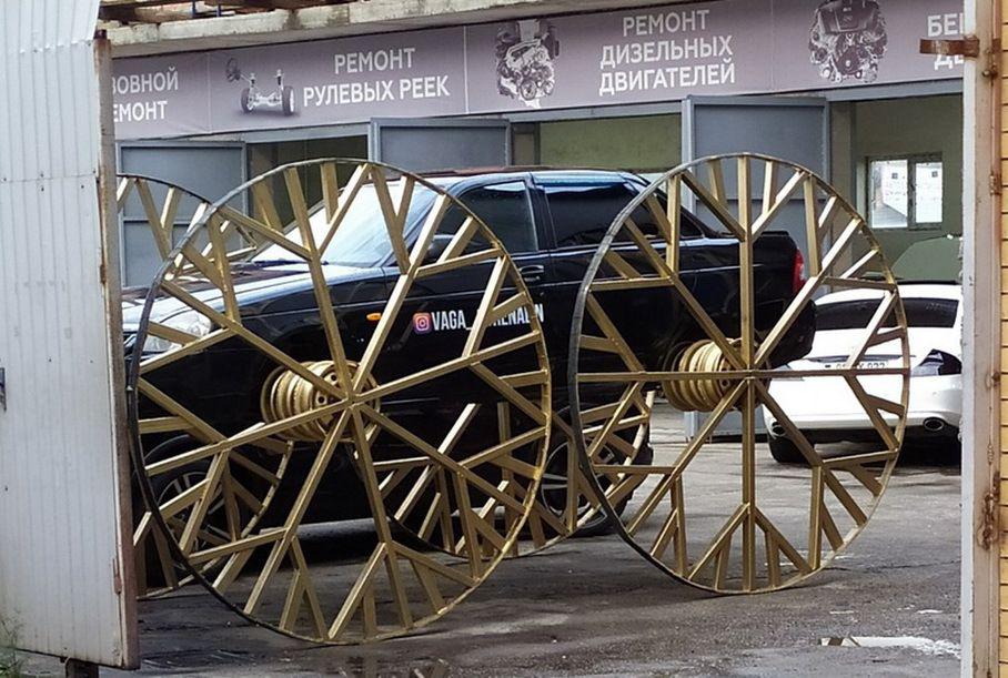 Lada Priora ეტლად გადააქციეს და უზარმაზარი საბურავებიც დაუმონტაჟეს