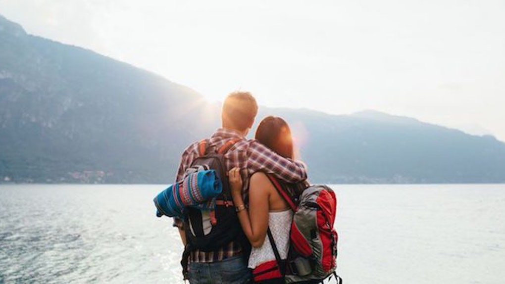 traveling-couple