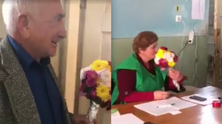 საარჩევნო კომისიის ყოფილმა წევრმა, მოქმედ წევრს ყვავილები მიართვა (ვიდეო)
