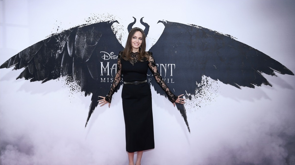 elle-fanning-angelina-jolie-maleficent-photocall-london-11