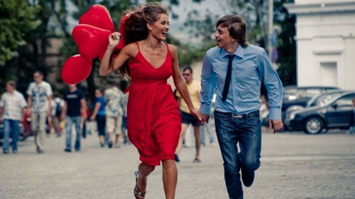 happy-couple,-laughter,-running,-balloons,-street-159677