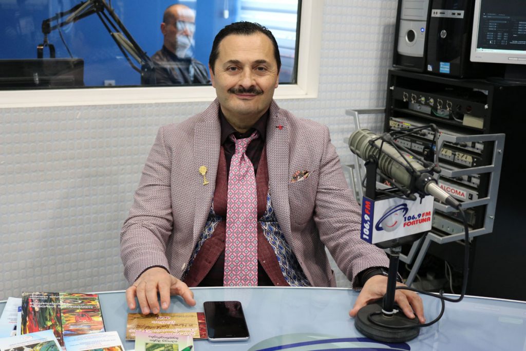 „ბედნიერება სწორედ ლაღად, სხვისკენ გახედვის გარეშე, მხოლოდ საკუთარი სურვილებით ცხოვრებაა” – არსენ გვენეტაძის მინიკრებული „იპოვე შენი ბედნიერება“