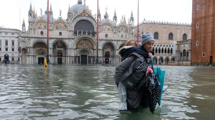 venice-woman-and-child-flooded