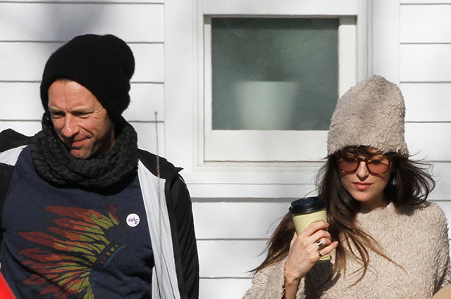 EXCLUSIVE: Chris Martin And Dakota Johnson were bundled up after leaving Barber Shop.Dakota looked trendy in a matching beige Sherpa/Teddy Bear material sweater and hatPictured: Chris Martin,Dakota Johnson
Ref: SPL5132582 291119 EXCLUSIVE
Picture by: Matt Agudo / SplashNews.comSplash News and Pictures
Los Angeles: 310-821-2666
New York: 212-619-2666
London: +44 (0)20 7644 7656
Berlin: +49 175 3764 166
photodesk@splashnews.comWorld Rights