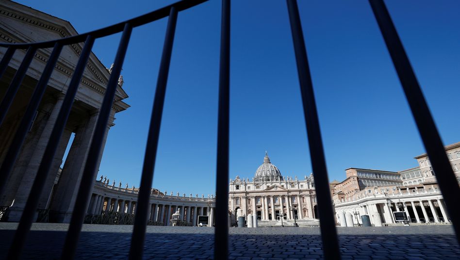 A general view of empty Saint Peter's Square, after a decree orders for the whole of Italy to be on lockdown in an unprecedented clampdown aimed at beating the coronavirus, as seen from Rome, Italy, March 10, 2020. REUTERS/Guglielmo Mangiapane