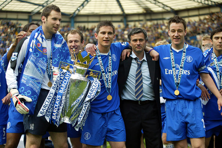 Chelsea manager Jose Mourinho celebrates with Petr Cech, Arjen Robben, Frank Lampard and John Terry