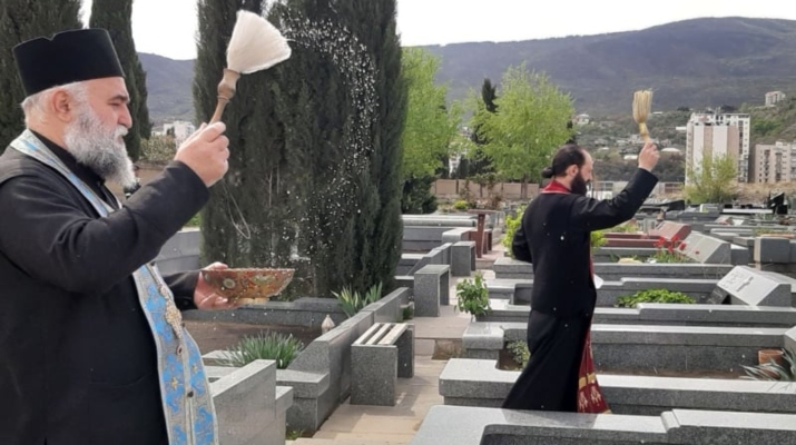 პატრიარქის კურთხევით სამღვდელოებამ საფლავები აკურთხა