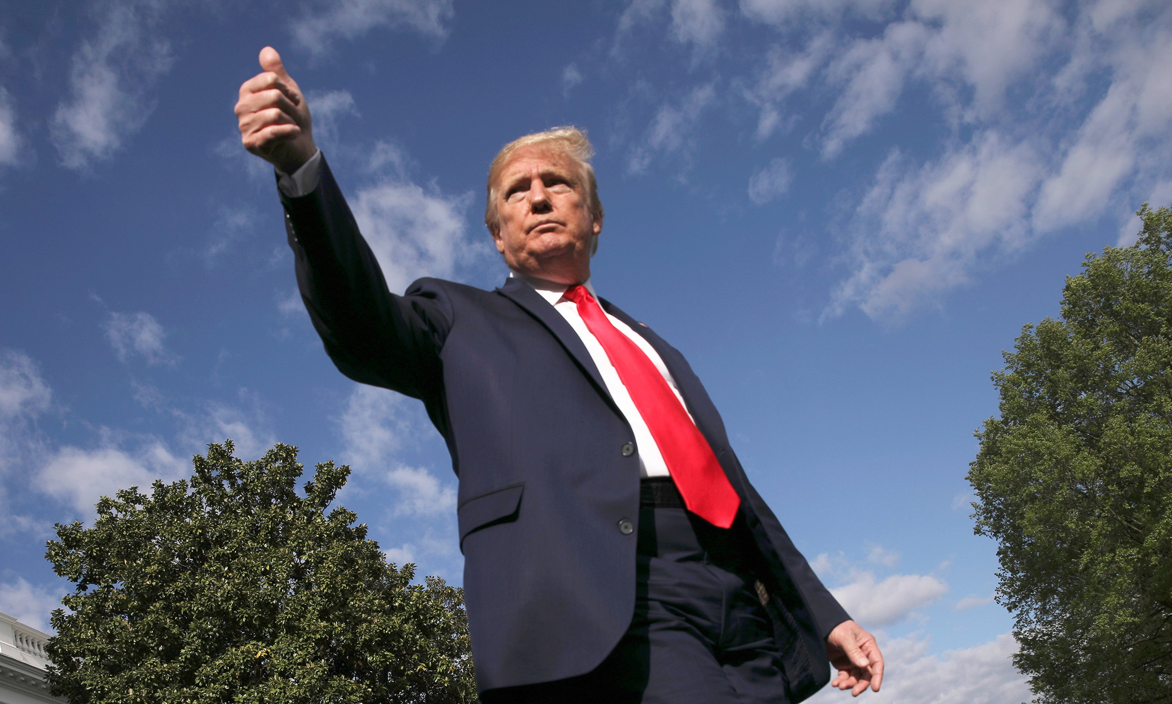 U.S. President Donald Trump give a thumbs up to reporters and cameras as he heads to the Marine One helicopter to depart for a weekend at Camp David from the South Lawn of the White House in Washington, U.S., May 1, 2020. REUTERS/Carlos Barria