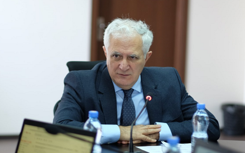 სოციალური დისტანცირება დიდხანს მოგვიწევს – ამირან გამყრელიძე