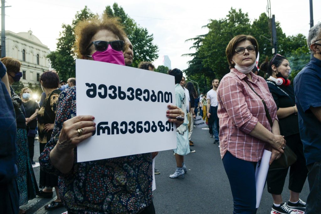 ფოტოამბავი: “შევხვდებით არჩევნებზე” – პანდემიის ფონზე გამართული აქცია