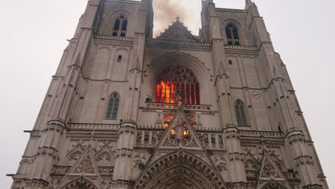 arde-la-catedral-de-nantes-en-francia-autoridades-sospechan-que-incendio-fue-provocado-foto-twitter