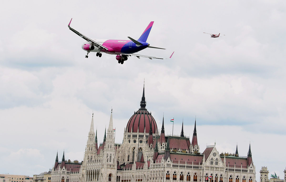 A Wizz Air Airbus A321 flies over the Danube River at the Hungarian parliament buiding  in Budapest on May 1, 2016 during the Budapest Air Show.  / AFP PHOTO / ATTILA KISBENEDEKATTILA KISBENEDEK/AFP/Getty Images ** OUTS - ELSENT, FPG, CM - OUTS * NM, PH, VA if sourced by CT, LA or MoD **