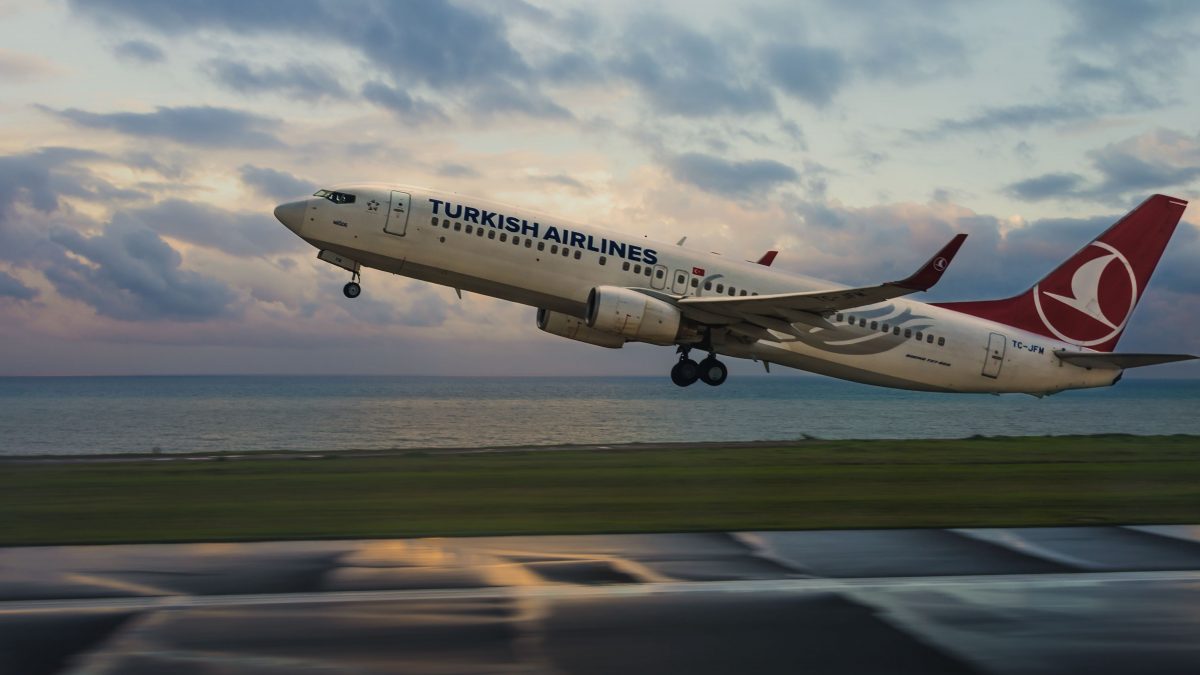 turkish-airlines-airplane-landing-499098536-5c9219cec9e77c00014a9e57