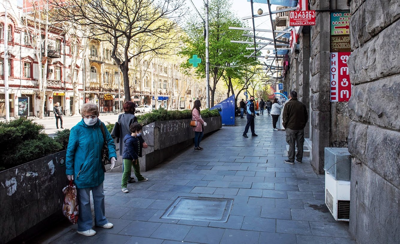 police-regulating-lines-on-Kostava-street-27-04-20