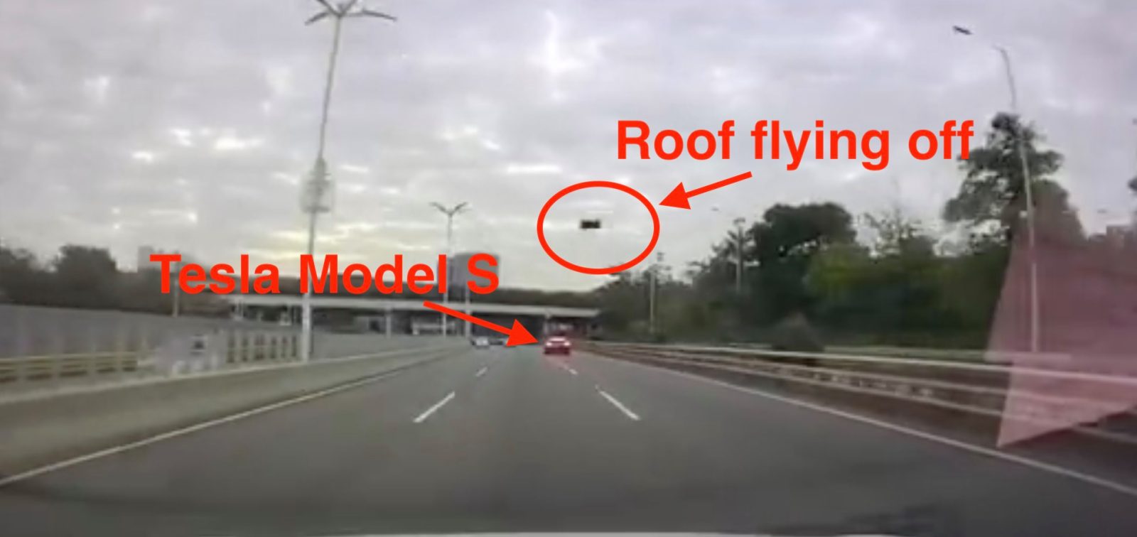 Tesla-Model-S-roof-flying-off