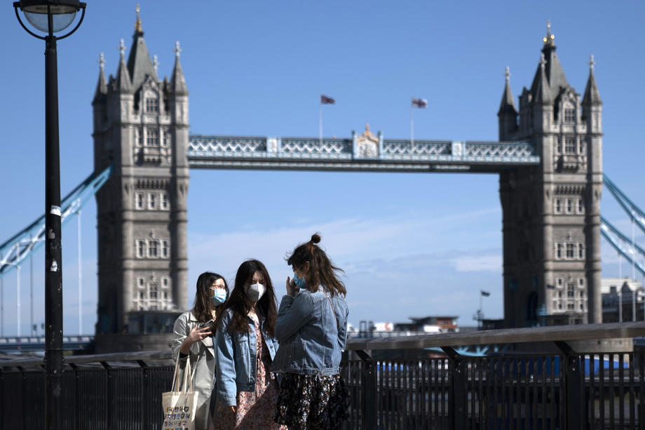 epa08403143 Members of the public pass Tower Bridge, Central London, Britain, 05 May, 2020. Britons are now in their sixth week of lockdown due to the spread of the SARS-CoV-2 coronavirus which causes the Covid-19 disease.  EPA-EFE/WILL OLIVER