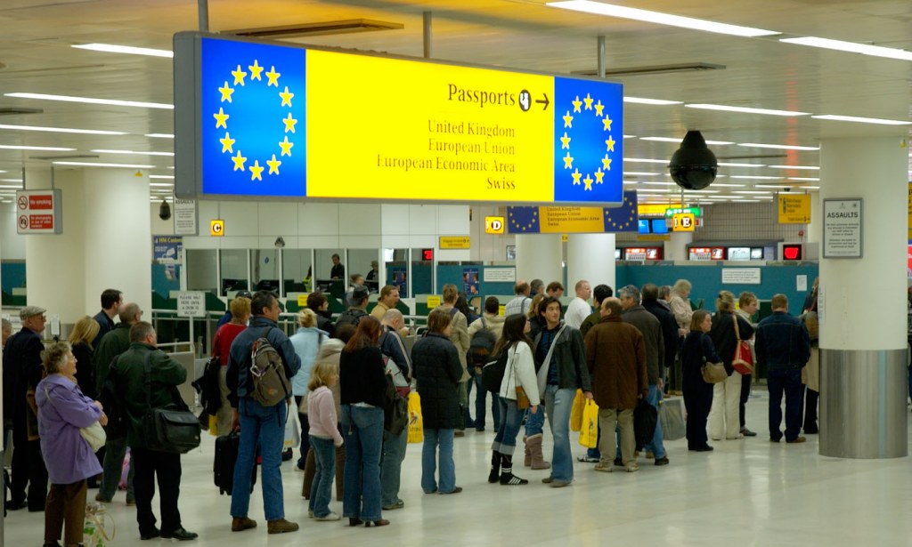 A5CG80 People in the queue for european passport holders at a British airport