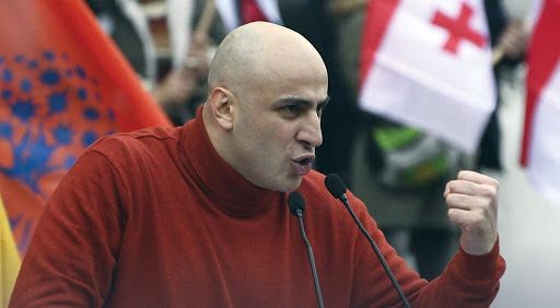 მოვლენ ნიღბებით, ცრემლსადენი გაზით და მინდა გთხოვოთ დავუპირისპირდეთ სიმღერით და ტაშით: ნიკა მელიამ ენმ-ს ოფისში შეკრებილ მოქალაქეებს მიმართა