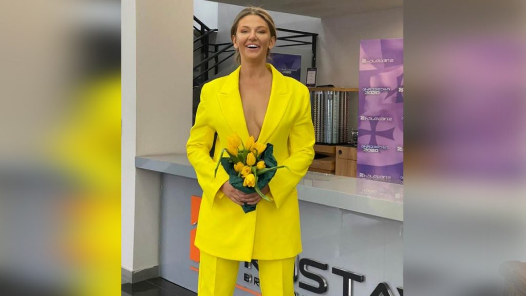 ფოტო: ანი გიუნტერმა პიჯაკი შიშველ ტანზე მოირგო