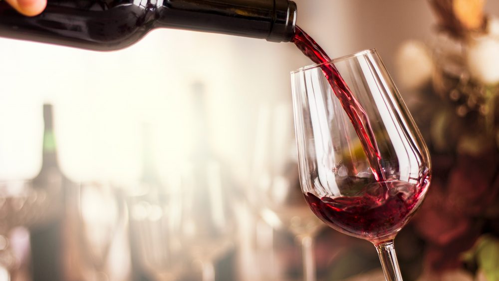header-pouring-glass-red-wine-BESTREDWINE0121