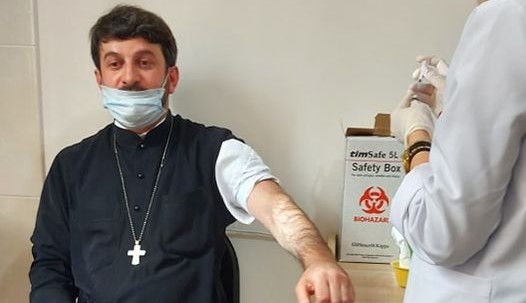 არ შეიძლება მეცნიერებასა და პროგრესს ადამიანი ებრძოდეს ბნელი, ორღობის ჭორებით: კიდევ ერთი მღვდელი აიცრა