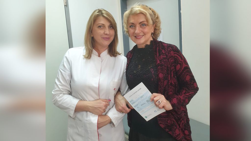 ფოტო: გახარებული ირმა სოხაძე, მას შემდეგ, რაც ვაქცინის მეორე დოზა გაიკეთა
