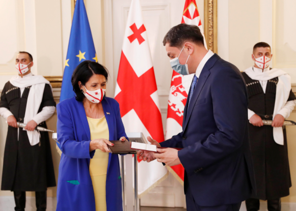 ვიდეო: პრეზიდენტმა ღირსების ორდენით 10 ადამიანი დააჯილდოვა