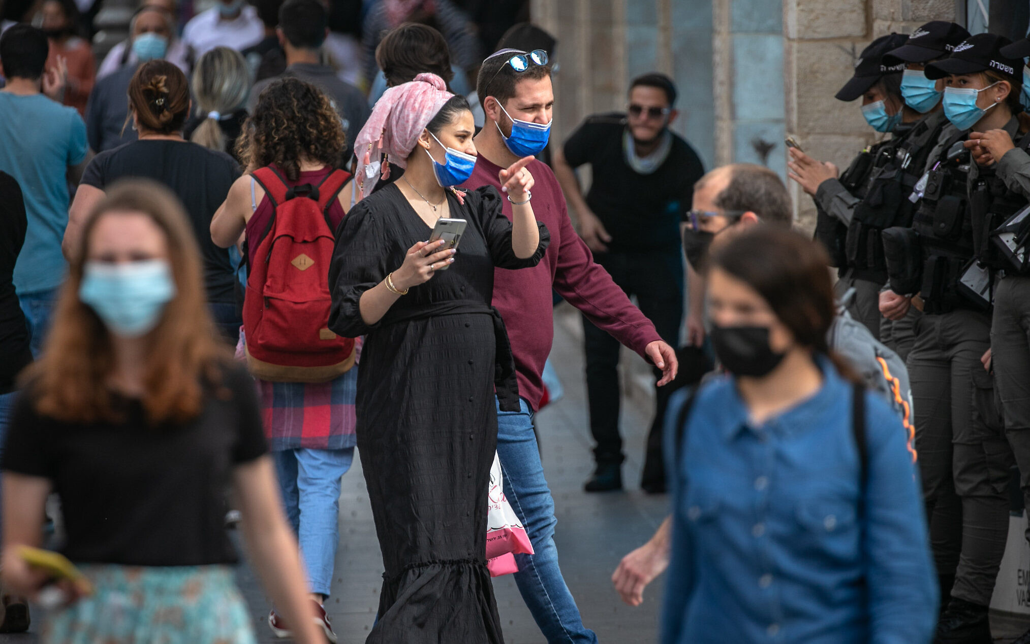 Peoples walk in Jerusalem on March 21, 2021. Photo by Olivier Fitoussi/Flash90 *** Local Caption *** ÷åøåðä
÷ðéåú
øçåáåú
øçåá
çðåéåú
îñòãåú
áúé ÷ôä