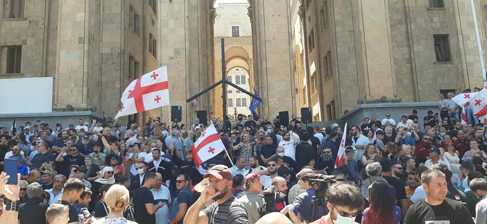 “ჩვენი საქართველო აქ არის” – “თბილისი პრაიდის” მოწინააღმდეგეთა აქცია და ქვეყნის მთავარი გამზირი ჟურნალისტის თვალით
