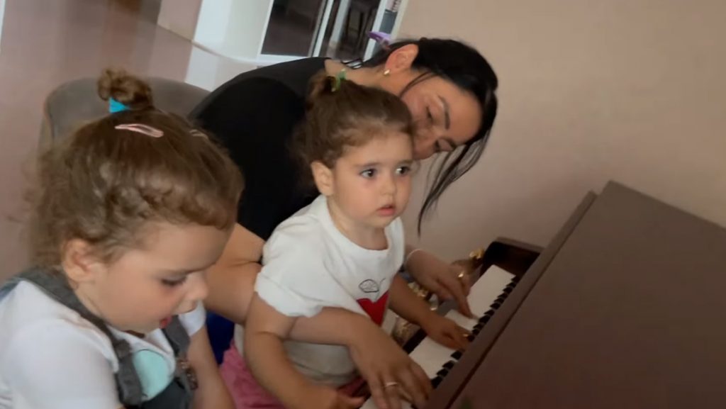 ვიდეო: ნოდარ მელაძის საყვარელი ტყუპები დედასთან ერთად პიანინოზე დაკვრას ცდილობენ