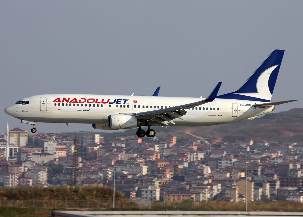 AnadoluJet-Boeing-737-800-landing-at-Sabiha-G-k-en-International-Airport