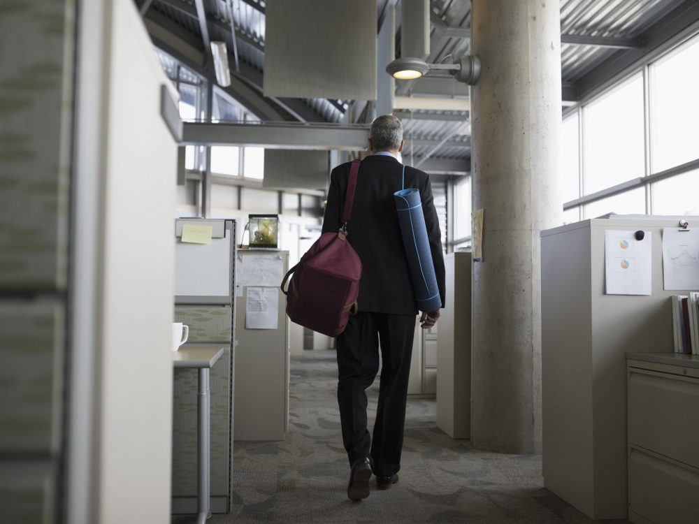 businessman-leaving-office-with-gym-bag-and-yoga-mat-900916684-5b3b925846e0fb0036c3a2df