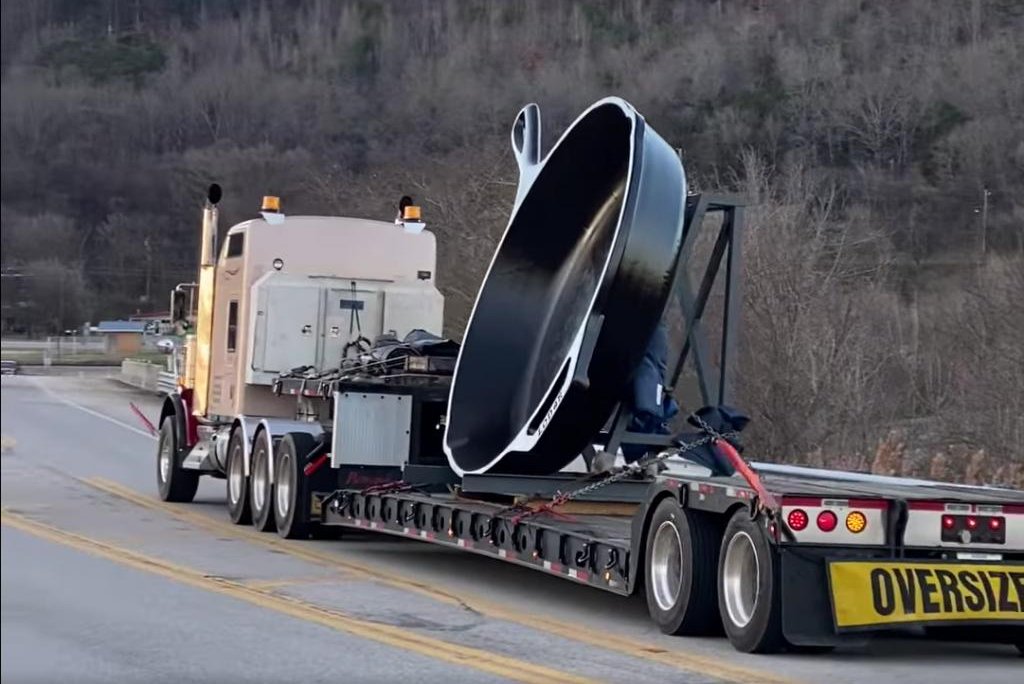 Worlds-largest-cast-iron-skillet-travels-down-Tennessee-highway
