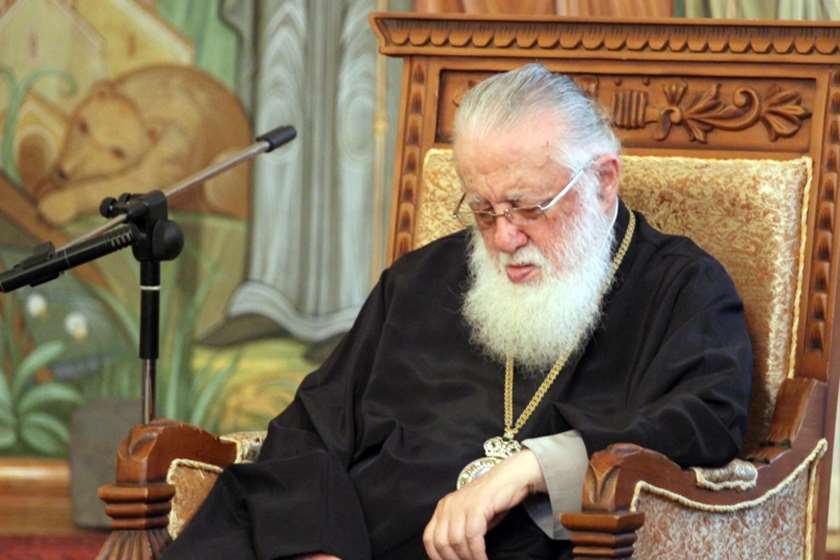 ილია მეორე: ზოგიერთ ქვეყანაში ომია, ვწუხვართ, ვლოცულობთ, ვცდილობთ, არ მივიღოთ მონაწილეობა, ჩვენმა ხალხმა შეაგროვა სურსათი, ჩასაცმელი ხალხის დასახმარებლად, მაგრამ ეს ცოტაა, ჩვენ კიდევ ვეცდებით
